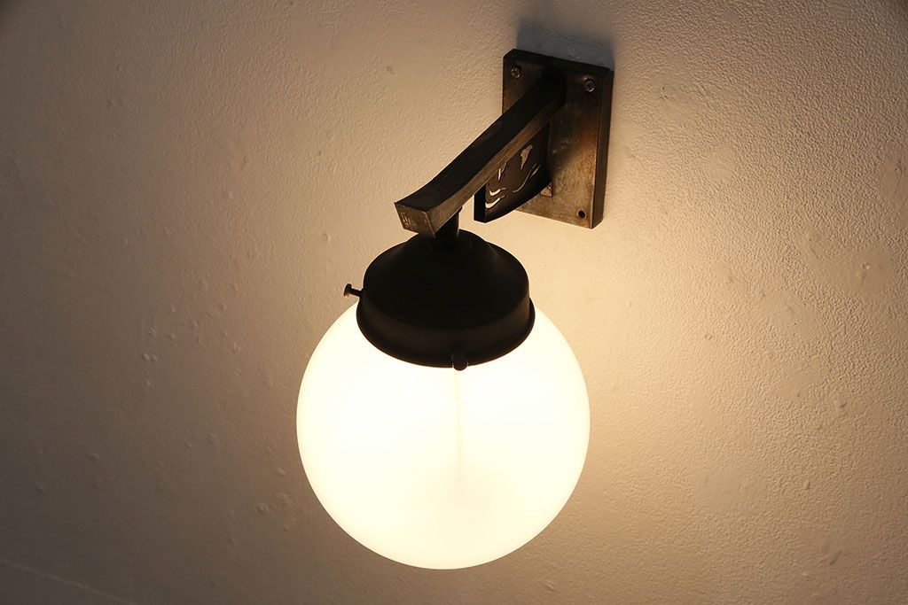 レトロ照明　ころんとしたフォルムと波千鳥の透かし彫りが愛らしいウォールランプ(壁掛け照明、壁付け照明)(R-046995)