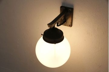 レトロ照明　ころんとしたフォルムと波千鳥の透かし彫りが愛らしいウォールランプ(壁掛け照明、壁付け照明)(R-046995)