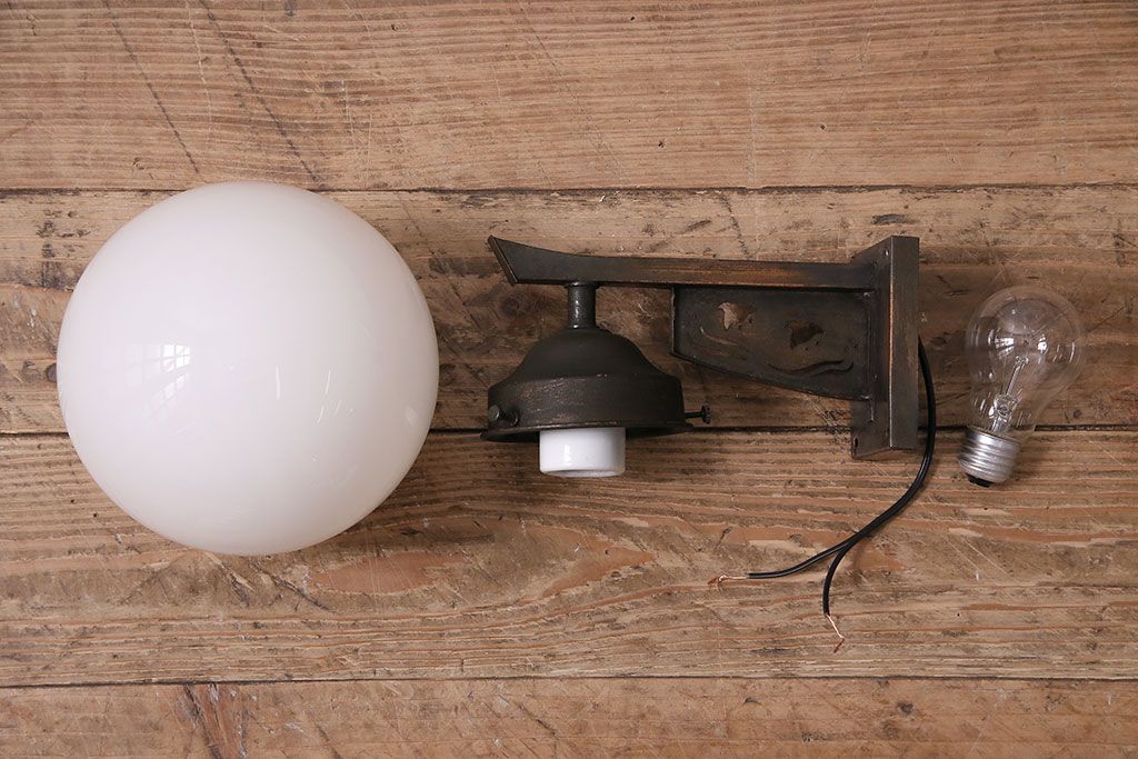 レトロ照明　ころんとしたフォルムと波千鳥の透かし彫りが愛らしいウォールランプ(壁掛け照明、壁付け照明)(R-046995)