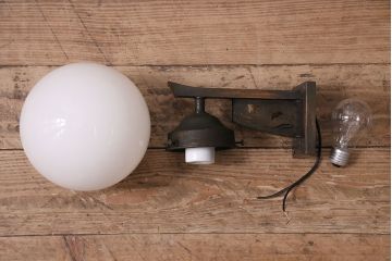 レトロ照明　ころんとしたフォルムと波千鳥の透かし彫りが愛らしいウォールランプ(壁掛け照明、壁付け照明)(R-046995)