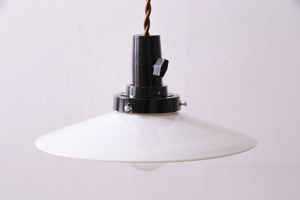 アンティーク照明　昭和レトロな雰囲気漂う平笠シェードの吊り下げ照明(ペンダントライト、天井照明、電笠)(R-046997)