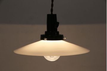 アンティーク照明　昭和レトロな雰囲気漂う平笠シェードの吊り下げ照明(ペンダントライト、天井照明、電笠)(R-046997)