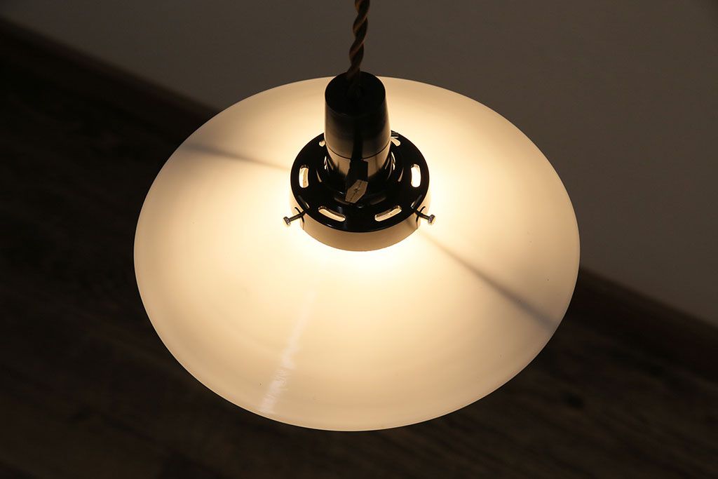 アンティーク照明　昭和レトロな雰囲気漂う平笠シェードの吊り下げ照明(ペンダントライト、天井照明、電笠)(R-046997)