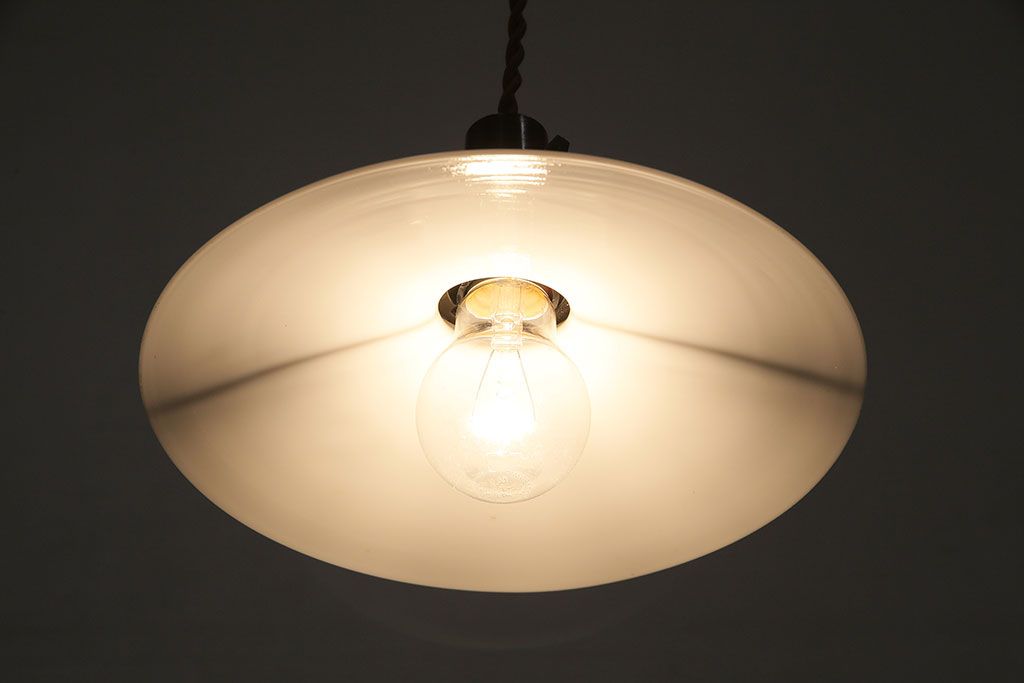 アンティーク照明　昭和レトロな雰囲気漂う平笠シェードの吊り下げ照明(ペンダントライト、天井照明、電笠)(R-046997)