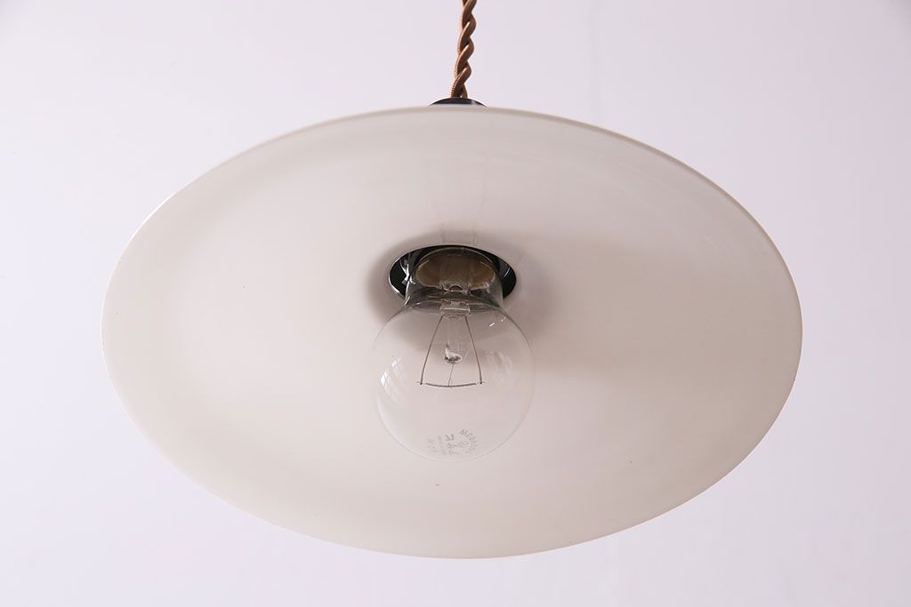 アンティーク照明　昭和レトロな雰囲気漂う平笠シェードの吊り下げ照明(ペンダントライト、天井照明、電笠)(R-046997)