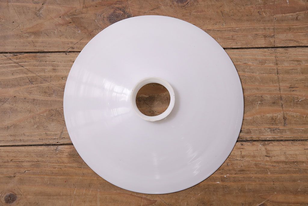 アンティーク照明　昭和レトロな雰囲気漂う平笠シェードの吊り下げ照明(ペンダントライト、天井照明、電笠)(R-046997)