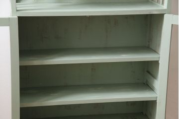 レトロ家具　シャビーな風合いとくすんだグリーンが可愛らしい本箱(ブックケース、収納棚、キャビネット)(R-046999)