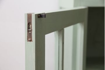 レトロ家具　シャビーな風合いとくすんだグリーンが可愛らしい本箱(ブックケース、収納棚、キャビネット)(R-046999)