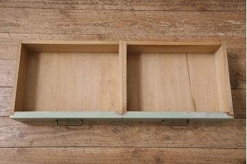 レトロ家具　シャビーな風合いとくすんだグリーンが可愛らしい本箱(ブックケース、収納棚、キャビネット)(R-046999)