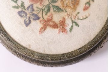 ビンテージ　イギリス　薔薇・花柄　ジュエリーボックス(小物入れ、アクセサリーケース、メタル、ヴィンテージ)(R-047001)