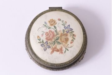 ビンテージ　イギリス　薔薇・花柄　ジュエリーボックス(小物入れ、アクセサリーケース、メタル、ヴィンテージ)(R-047001)