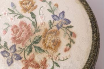 ビンテージ　イギリス　薔薇・花柄　ジュエリーボックス(小物入れ、アクセサリーケース、メタル、ヴィンテージ)(R-047001)