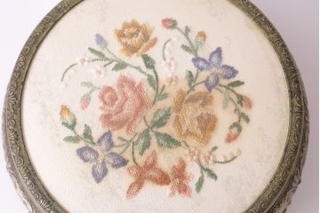 ビンテージ　イギリス　薔薇・花柄　ジュエリーボックス(小物入れ、アクセサリーケース、メタル、ヴィンテージ)(R-047001)