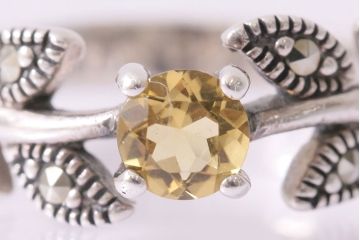 ヴィンテージアクセサリー　イギリス　シルバー925　イエローストーン　リーフモチーフ　リング(指輪、ビンテージ)(R-047012)