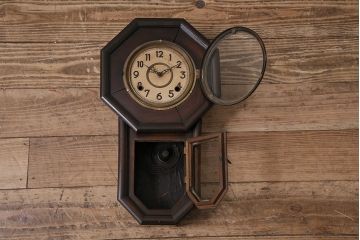 アンティーク時計　愛知県時計製造共同組合(AICHIKEN　CLOCK-MAKERS'　UNION'S　MARK)　電池式　年月を重ねた趣溢れる八角型柱時計(掛け時計、古時計)(R-047033)