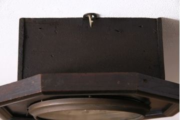 アンティーク時計　愛知県時計製造共同組合(AICHIKEN　CLOCK-MAKERS'　UNION'S　MARK)　電池式　年月を重ねた趣溢れる八角型柱時計(掛け時計、古時計)(R-047033)