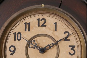 アンティーク時計　愛知県時計製造共同組合(AICHIKEN　CLOCK-MAKERS'　UNION'S　MARK)　電池式　年月を重ねた趣溢れる八角型柱時計(掛け時計、古時計)(R-047033)