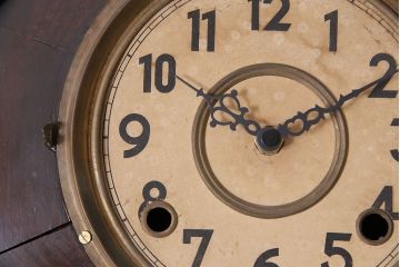 アンティーク時計　愛知県時計製造共同組合(AICHIKEN　CLOCK-MAKERS'　UNION'S　MARK)　電池式　年月を重ねた趣溢れる八角型柱時計(掛け時計、古時計)(R-047033)