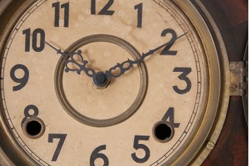アンティーク時計　愛知県時計製造共同組合(AICHIKEN　CLOCK-MAKERS'　UNION'S　MARK)　電池式　年月を重ねた趣溢れる八角型柱時計(掛け時計、古時計)(R-047033)