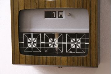 アンティーク時計　昭和レトロ　SEIKO　Sonola(セイコー・ソノーラ)　電池式　カレンダー付き　レトロな雰囲気漂う掛け時計(トランジスタ時計、柱時計)(R-047034)
