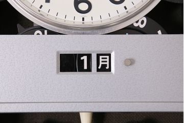 アンティーク時計　昭和レトロ　SEIKO　Sonola(セイコー・ソノーラ)　電池式　カレンダー付き　レトロな雰囲気漂う掛け時計(トランジスタ時計、柱時計)(R-047034)