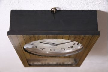 アンティーク時計　昭和レトロ　SEIKO　Sonola(セイコー・ソノーラ)　電池式　カレンダー付き　レトロな雰囲気漂う掛け時計(トランジスタ時計、柱時計)(R-047034)