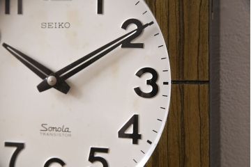 アンティーク時計　昭和レトロ　SEIKO　Sonola(セイコー・ソノーラ)　電池式　カレンダー付き　レトロな雰囲気漂う掛け時計(トランジスタ時計、柱時計)(R-047034)