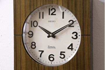 アンティーク時計　昭和レトロ　SEIKO　Sonola(セイコー・ソノーラ)　電池式　カレンダー付き　レトロな雰囲気漂う掛け時計(トランジスタ時計、柱時計)(R-047034)