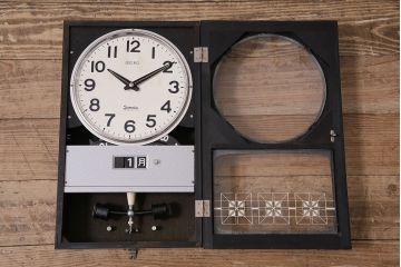 アンティーク時計　昭和レトロ　SEIKO　Sonola(セイコー・ソノーラ)　電池式　カレンダー付き　レトロな雰囲気漂う掛け時計(トランジスタ時計、柱時計)(R-047034)