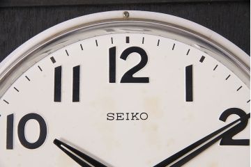 アンティーク時計　昭和レトロ　SEIKO　Sonola(セイコー・ソノーラ)　電池式　カレンダー付き　レトロな雰囲気漂う掛け時計(トランジスタ時計、柱時計)(R-047034)