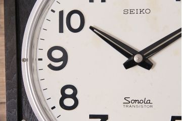 アンティーク時計　昭和レトロ　SEIKO　Sonola(セイコー・ソノーラ)　電池式　カレンダー付き　レトロな雰囲気漂う掛け時計(トランジスタ時計、柱時計)(R-047034)