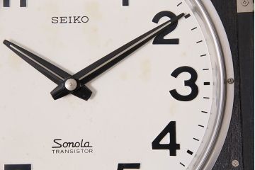 アンティーク時計　昭和レトロ　SEIKO　Sonola(セイコー・ソノーラ)　電池式　カレンダー付き　レトロな雰囲気漂う掛け時計(トランジスタ時計、柱時計)(R-047034)