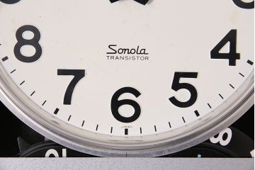 アンティーク時計　昭和レトロ　SEIKO　Sonola(セイコー・ソノーラ)　電池式　カレンダー付き　レトロな雰囲気漂う掛け時計(トランジスタ時計、柱時計)(R-047034)