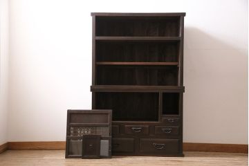 和製アンティーク　前面ヒノキ材・ケヤキ材　組子ガラスが目を引く渋い風合いの重ね戸棚(食器棚、収納棚)(R-047036)