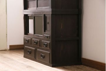 和製アンティーク　前面ヒノキ材・ケヤキ材　組子ガラスが目を引く渋い風合いの重ね戸棚(食器棚、収納棚)(R-047036)