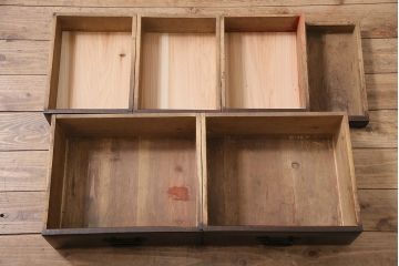 和製アンティーク　前面ヒノキ材・ケヤキ材　組子ガラスが目を引く渋い風合いの重ね戸棚(食器棚、収納棚)(R-047036)