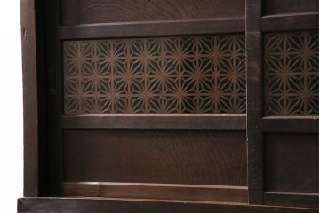 和製アンティーク　前面ヒノキ材・ケヤキ材　組子ガラスが目を引く渋い風合いの重ね戸棚(食器棚、収納棚)(R-047036)