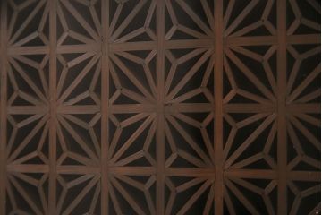 和製アンティーク　前面ヒノキ材・ケヤキ材　組子ガラスが目を引く渋い風合いの重ね戸棚(食器棚、収納棚)(R-047036)