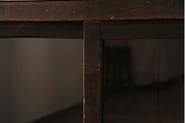 和製アンティーク　前面ヒノキ材・ケヤキ材　組子ガラスが目を引く渋い風合いの重ね戸棚(食器棚、収納棚)(R-047036)