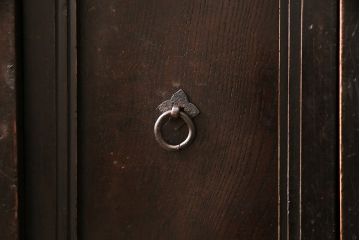 和製アンティーク　前面ヒノキ材・ケヤキ材　組子ガラスが目を引く渋い風合いの重ね戸棚(食器棚、収納棚)(R-047036)