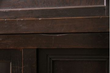 和製アンティーク　前面ヒノキ材・ケヤキ材　組子ガラスが目を引く渋い風合いの重ね戸棚(食器棚、収納棚)(R-047036)