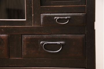 和製アンティーク　前面ヒノキ材・ケヤキ材　組子ガラスが目を引く渋い風合いの重ね戸棚(食器棚、収納棚)(R-047036)