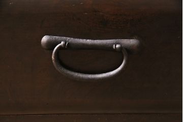 和製アンティーク　前面ヒノキ材・ケヤキ材　組子ガラスが目を引く渋い風合いの重ね戸棚(食器棚、収納棚)(R-047036)