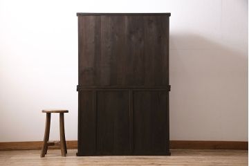 和製アンティーク　前面ヒノキ材・ケヤキ材　組子ガラスが目を引く渋い風合いの重ね戸棚(食器棚、収納棚)(R-047036)