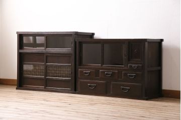 和製アンティーク　前面ヒノキ材・ケヤキ材　組子ガラスが目を引く渋い風合いの重ね戸棚(食器棚、収納棚)(R-047036)