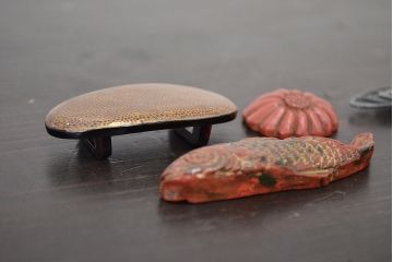 昭和初期　古い帯留5点(純銀、燕、彫金、螺鈿、鼈甲、在銘、鎌倉彫、帯留め)(R-047049)