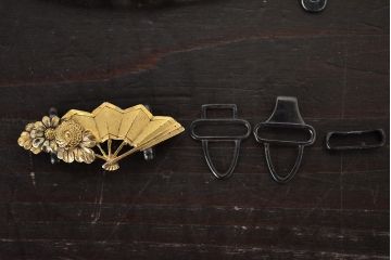 昭和初期　古い帯留5点(純銀、燕、彫金、螺鈿、鼈甲、在銘、鎌倉彫、帯留め)(R-047049)
