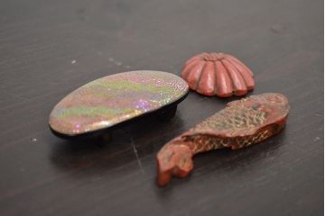 昭和初期　古い帯留5点(純銀、燕、彫金、螺鈿、鼈甲、在銘、鎌倉彫、帯留め)(R-047049)