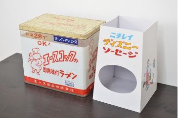 昭和レトロ　エースコック　プラ　ブリキ缶　/　ニチレイ　ディズニー　ソーセージ入れ(看板)(R-047058)