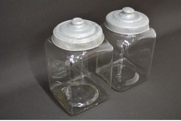 昭和レトロ　ガラス瓶2個セット(蓋付き、容器、硝子、ガラスビン)(R-047079)